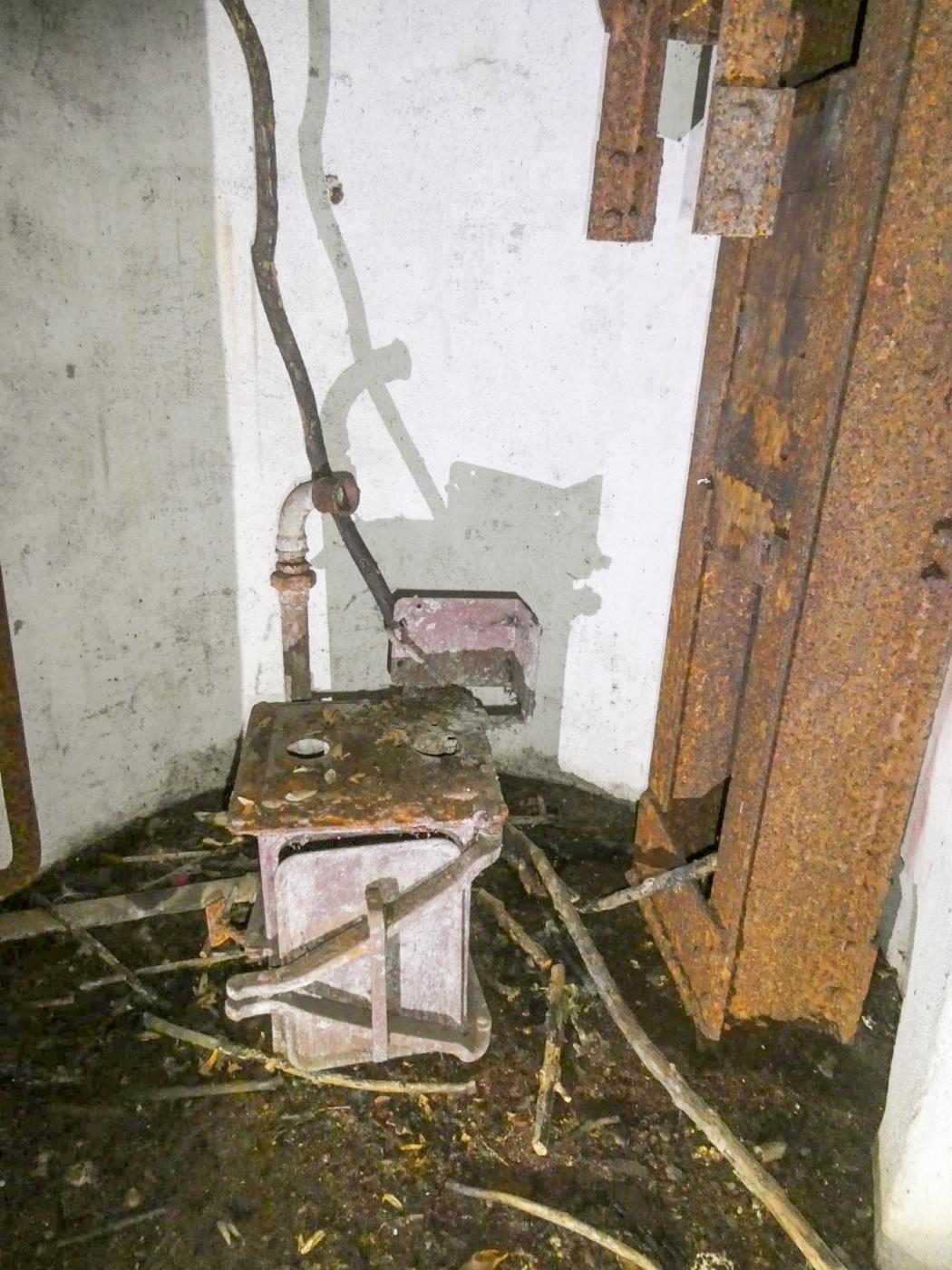 Ligne Maginot - MARLIERES - C4 - (Casemate d'infanterie - Simple) - Ventilation de la cloche GFM - ELLENA Daniel - CUNY Philippe