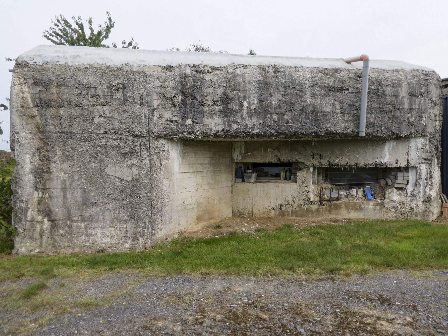 Ligne Maginot - CIMETIERE D'ELESMES - (Blockhaus lourd type STG / STG-FCR - Double) - Un des deux flanquements avec un créneau de 25 AC et un pour mitrailleuse Hotchkis - ELLENA Daniel - CUNY Philippe