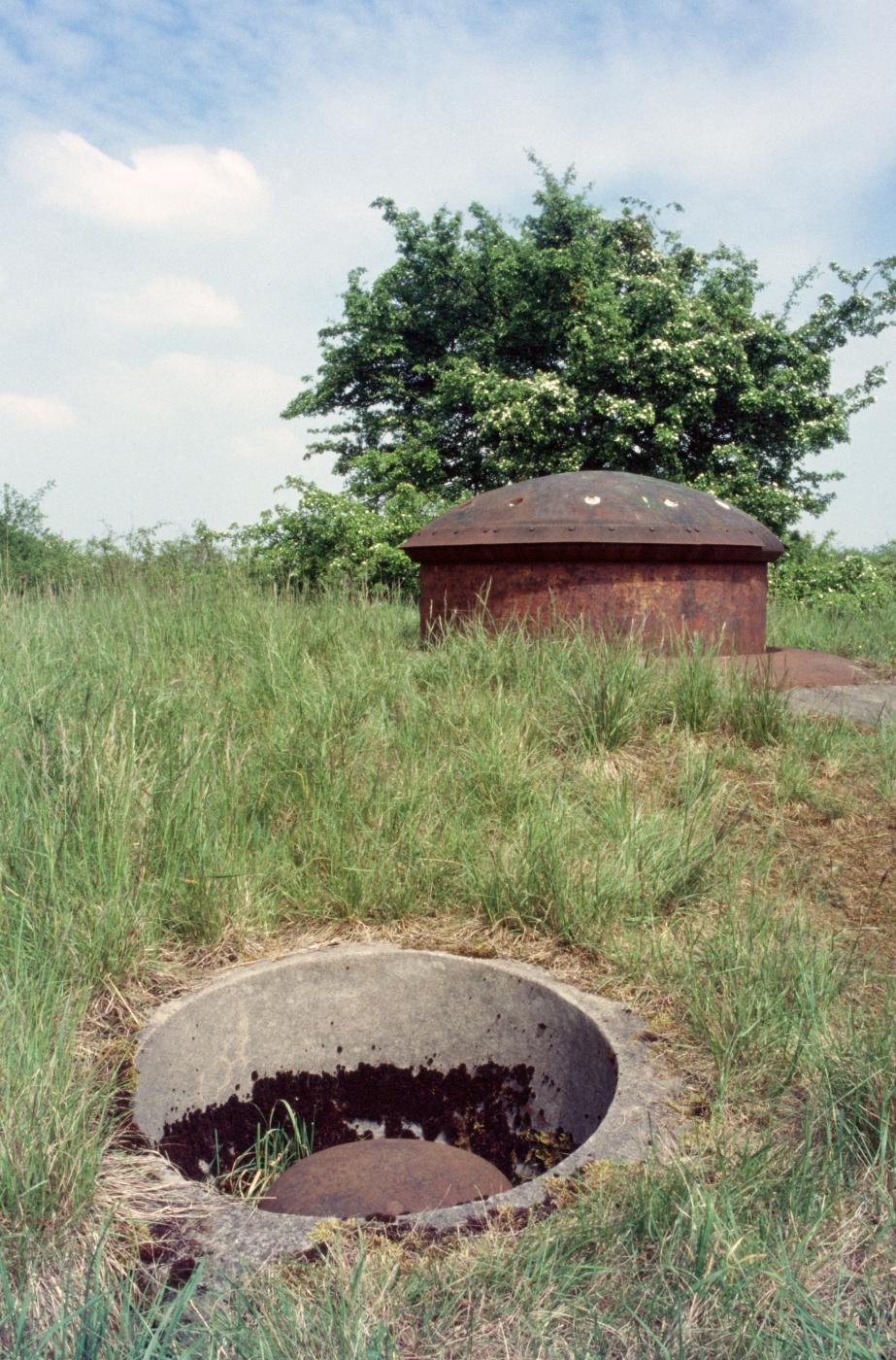 Ligne Maginot - BOVENBERG - A27 - (Ouvrage d'infanterie) - Bloc 6
La tourelle de mitrailleuses et un prise d'air - MANSUY Michel