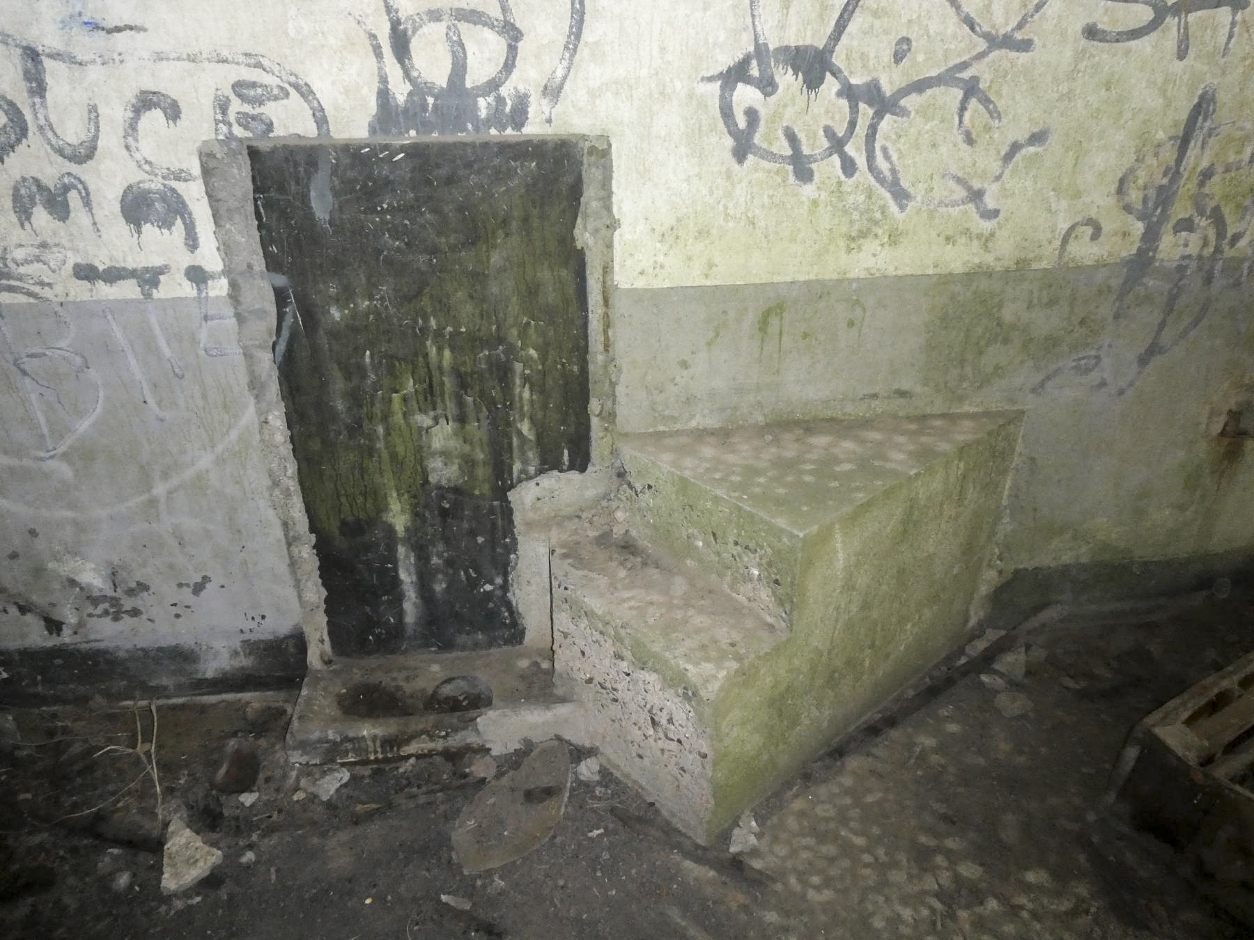 Ligne Maginot - RODIGNIES OUEST - (Blockhaus pour canon) - Urinoir et cale pour une bêche du canon - ELLENA Daniel - CUNY Philippe