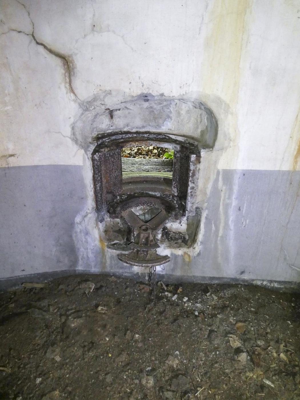 Ligne Maginot - RODIGNIES EST - (Casemate d'infanterie - Double) - Trémie pour mitrailleuse Hotchkiss type 'Lille' - ELLENA Daniel - CUNY Philippe