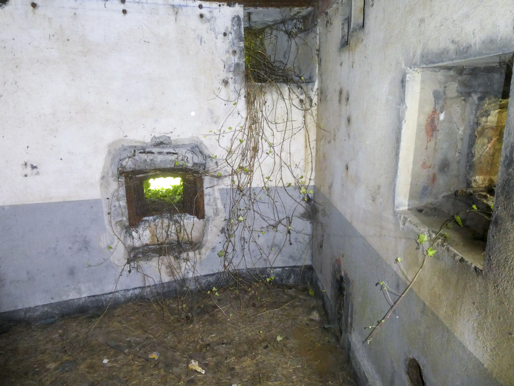 Ligne Maginot - RODIGNIES EST - (Casemate d'infanterie - Double) - Chambre de tir mitrailleuse droite, à droite le créneau FM de défense des entrées - ELLENA Daniel - CUNY Philippe