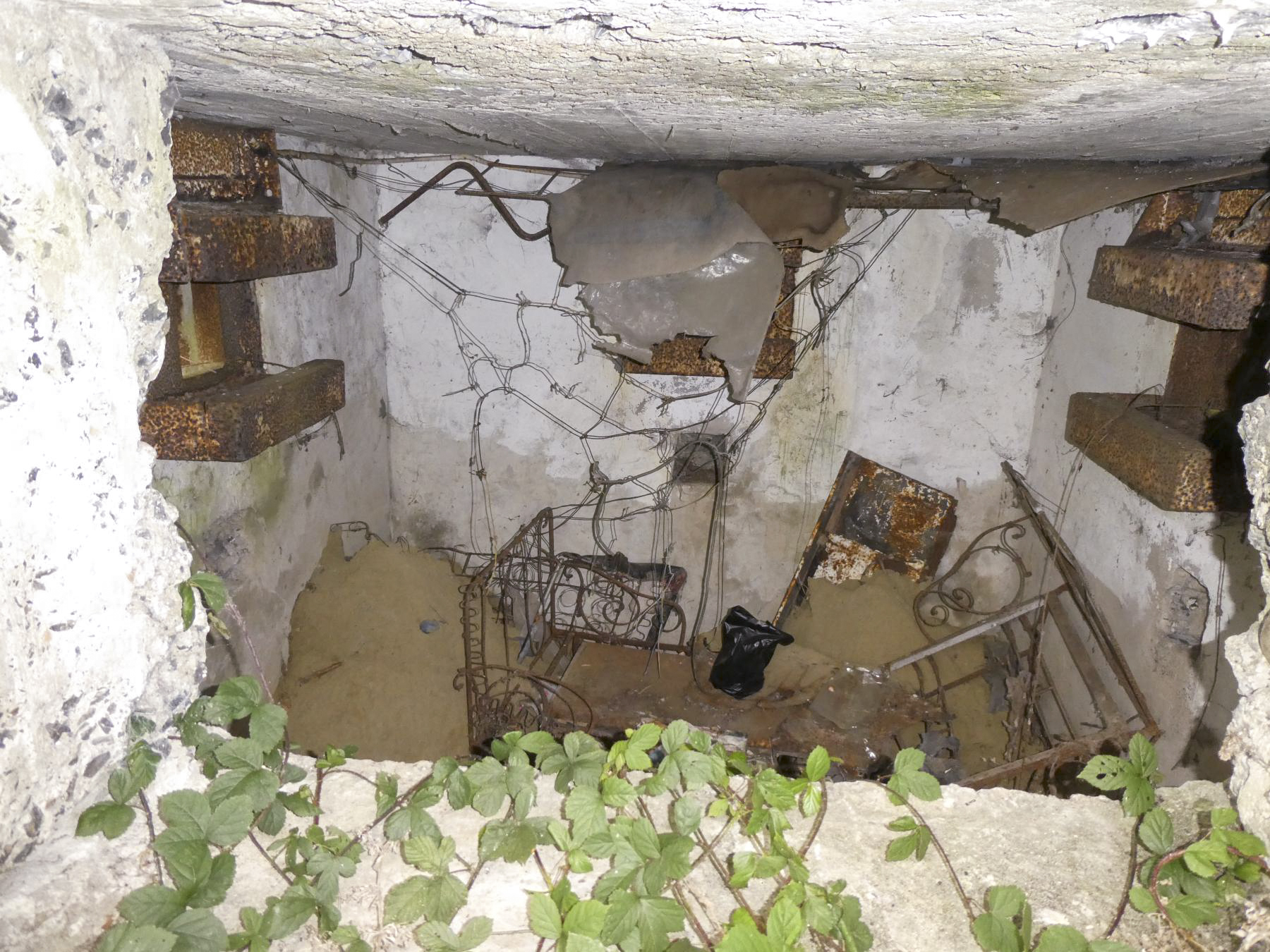 Ligne Maginot - B379 - CARRIERE (PDS) - (Abri actif) - L'intérieur avec les trois créneaux type Condé - ELLENA Daniel - CUNY Philippe