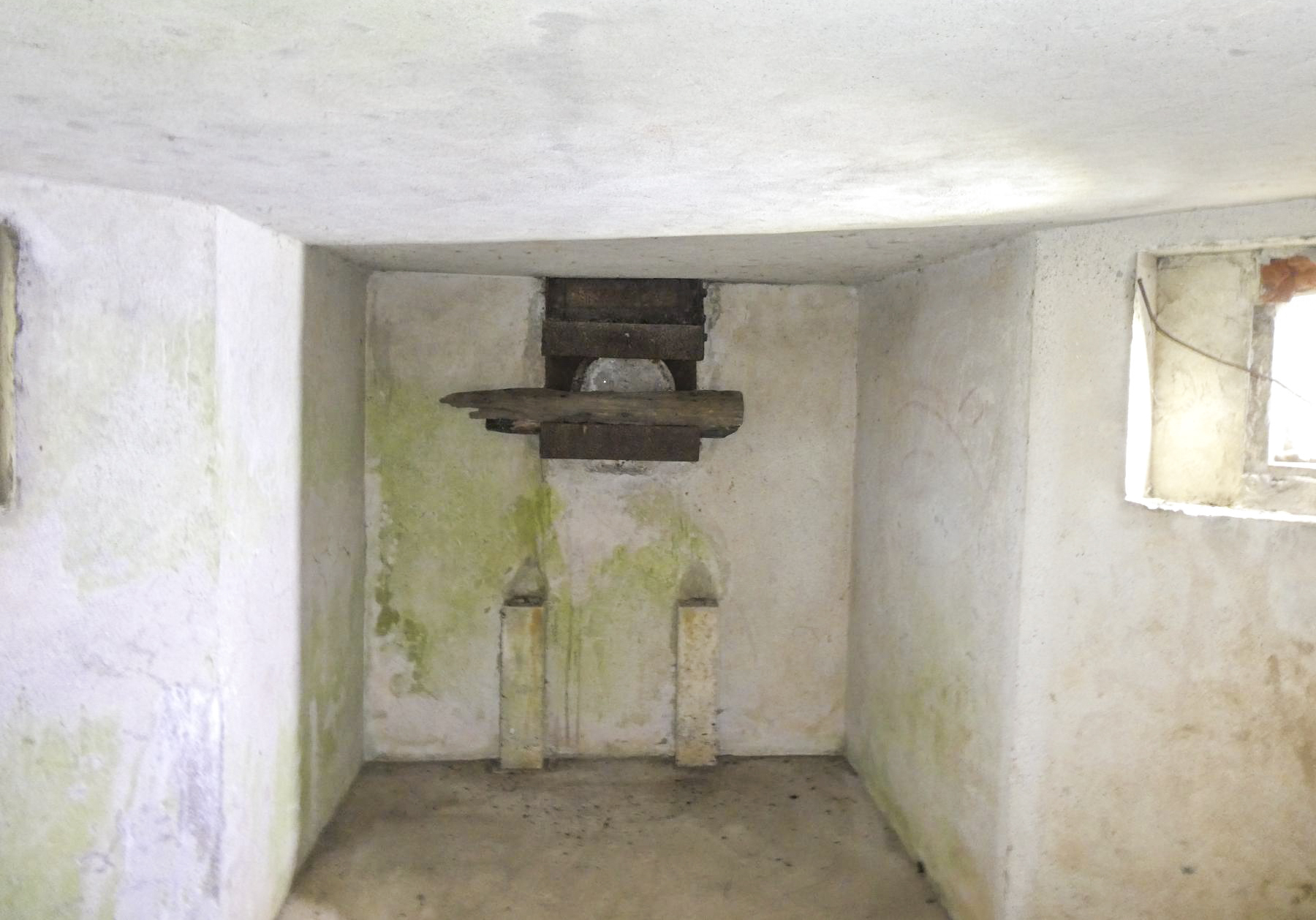 Ligne Maginot - B454 - QUAROUBLE (PDS - PC S/S-QUARTIER ONNAING) - (Abri actif) - Le créneau mitrailleuse - ELLENA Daniel - CUNY Philippe