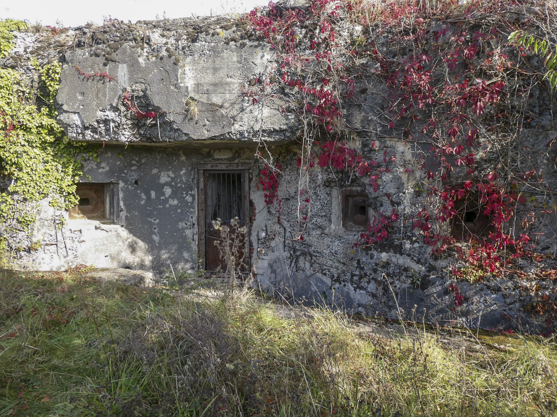Ligne Maginot - JENLAIN - C14 - (Casemate d'infanterie - Simple) - L'entrée avec ces trois créneaux FM B - ELLENA Daniel - CUNY Philippe