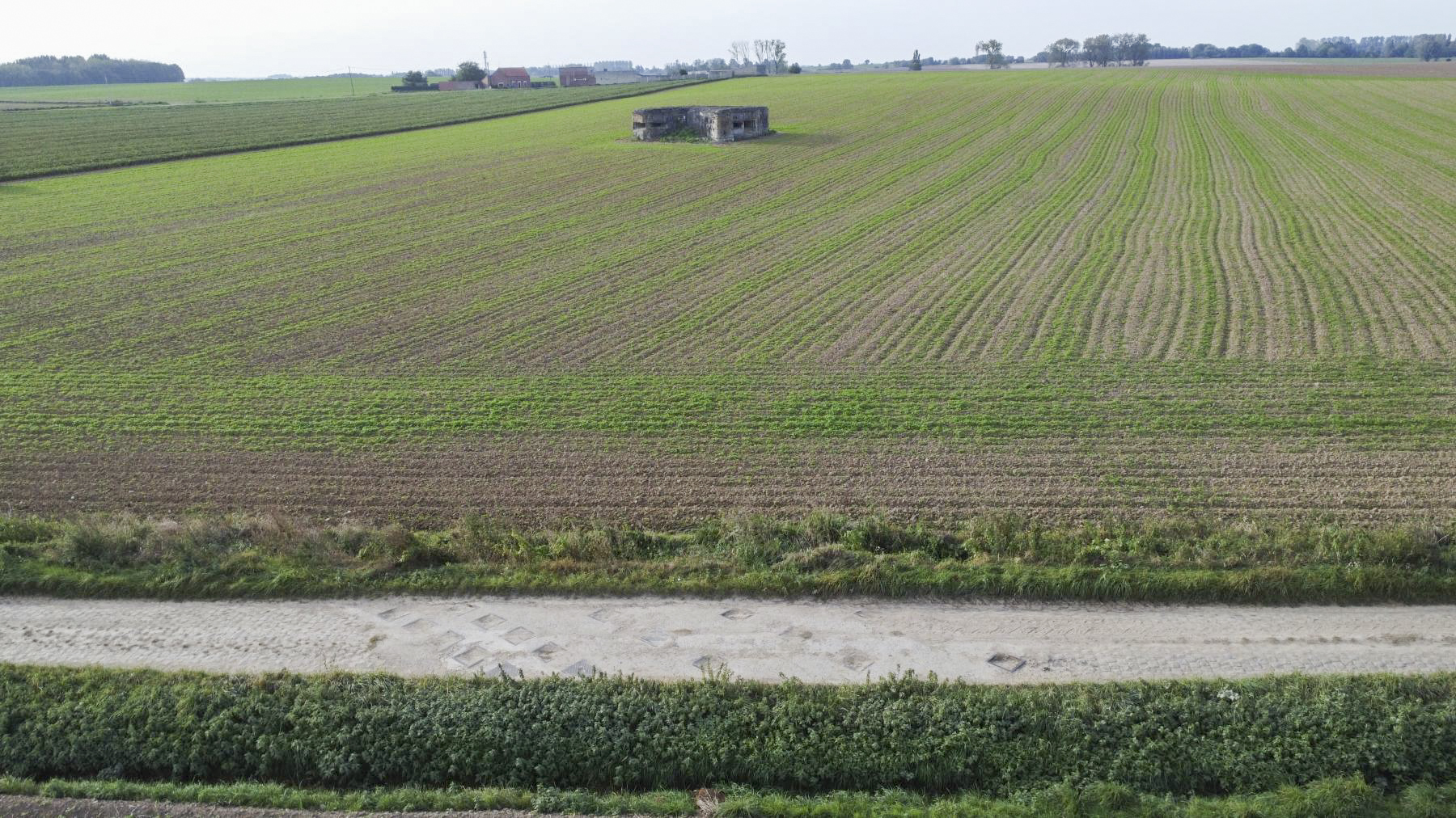 Ligne Maginot - 418B - GODELINS - (Barrage de Route) - Le barrage de route, au fond A49 Glycines - ELLENA Daniel - CUNY Philippe