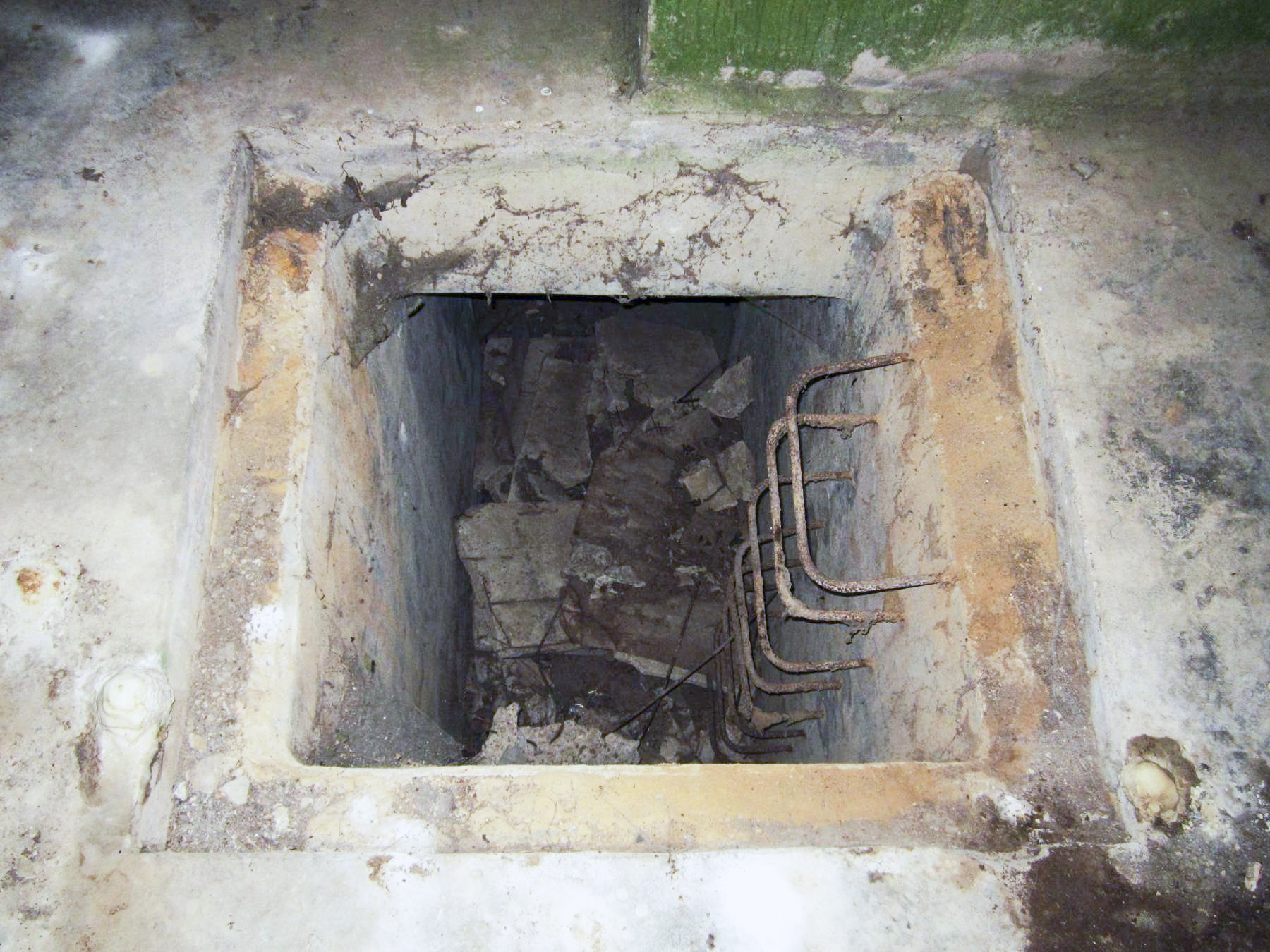 Ligne Maginot - A64 - QUATRE VENTS - (Blockhaus lourd type STG / STG-FCR - Double) - Accès au local en sous-sol - Gregory Fuchs