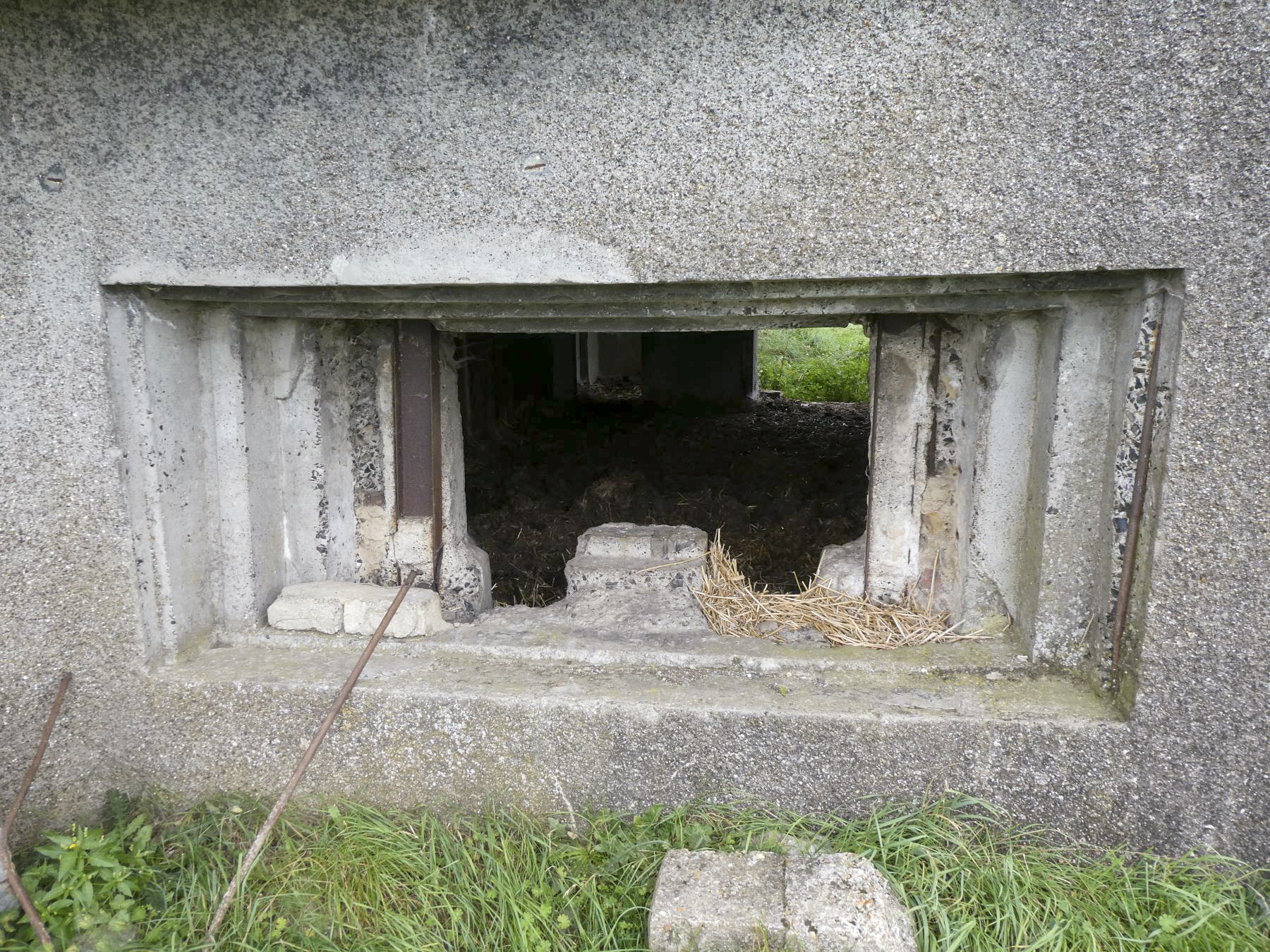 Ligne Maginot - TRINQUETTE - (Casemate d'infanterie - Simple) - Créneau du canon de 25 mm - ELLENA Daniel - CUNY Philippe