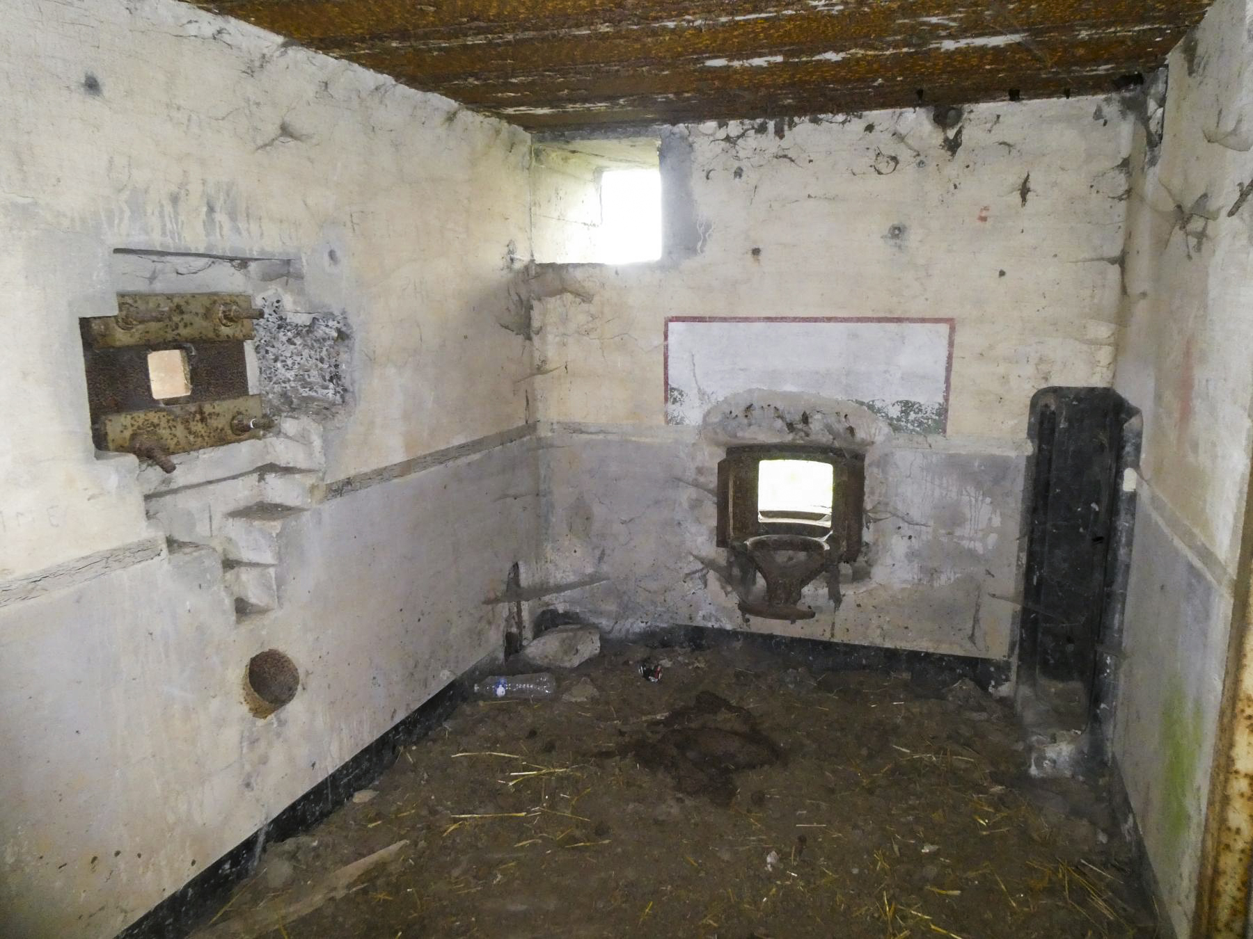 Ligne Maginot - TRINQUETTE - (Casemate d'infanterie - Simple) - Emplacement de la mitrailleuse et à gauche un créneau FM - ELLENA Daniel - CUNY Philippe