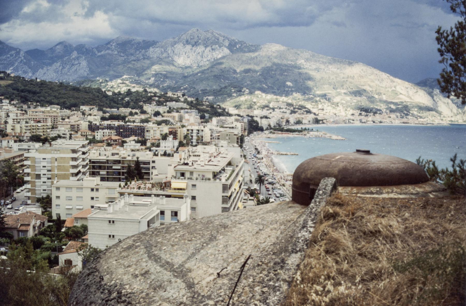 Ligne Maginot - CAP MARTIN - (Ouvrage d'artillerie) - Bloc 2
Vue de la cloche VDP sur Menton et l'Italie - Jean-Louis Nospeld