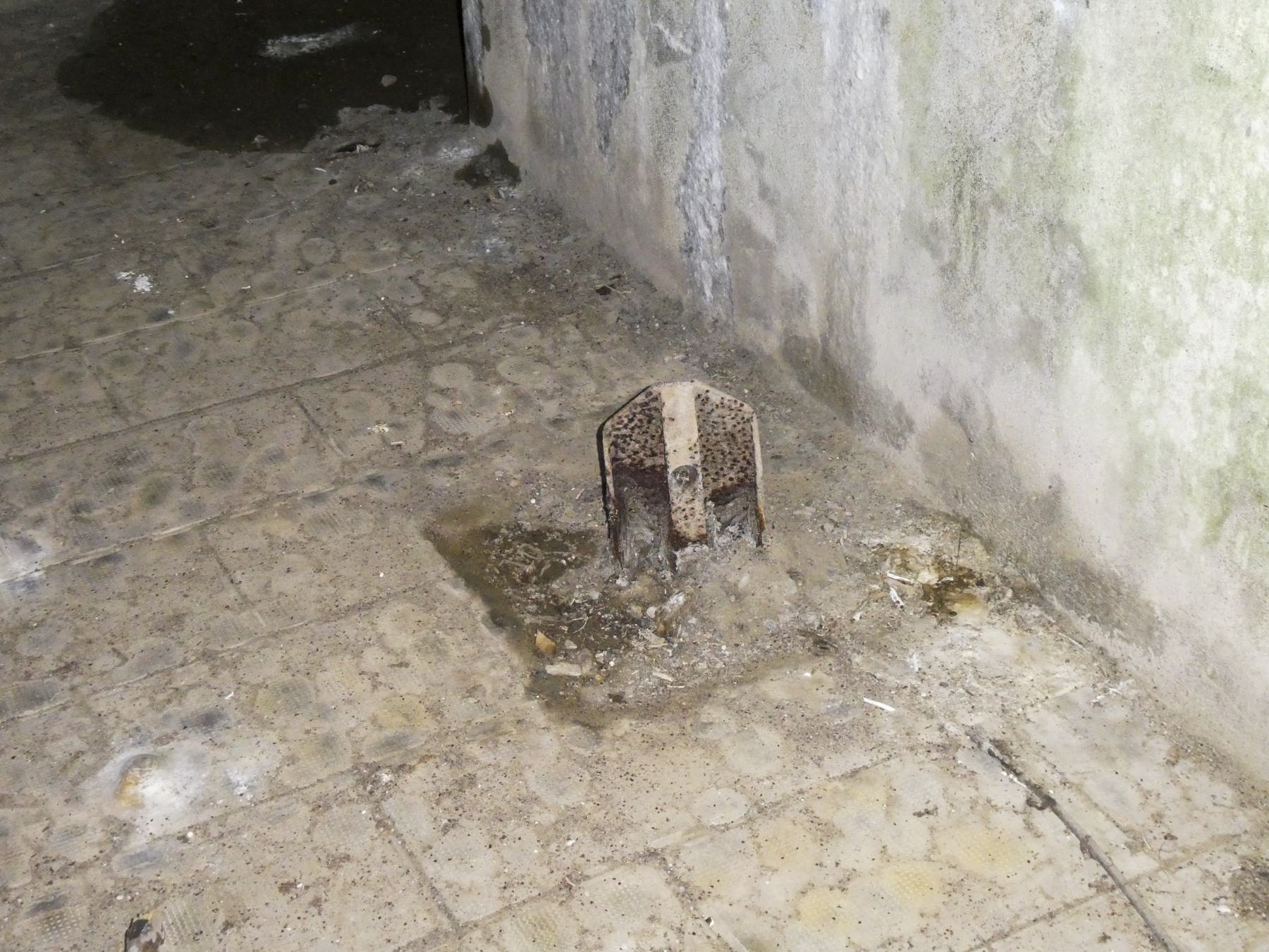 Ligne Maginot - FORT DE MAULDE EST - (Casemate d'artillerie) - Blocage des bêches du canon - ELLENA Daniel - CUNY Philippe