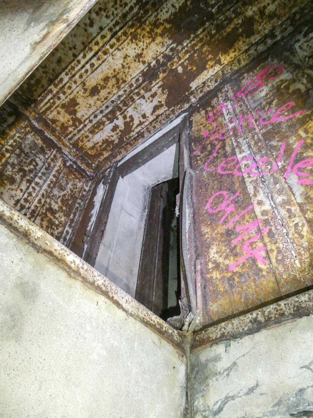 Ligne Maginot - FORT DE MAULDE - (Observatoire d'artillerie) - Accès au troisième niveau donnant sur une des deux cloches - ELLENA Daniel - CUNY Philippe