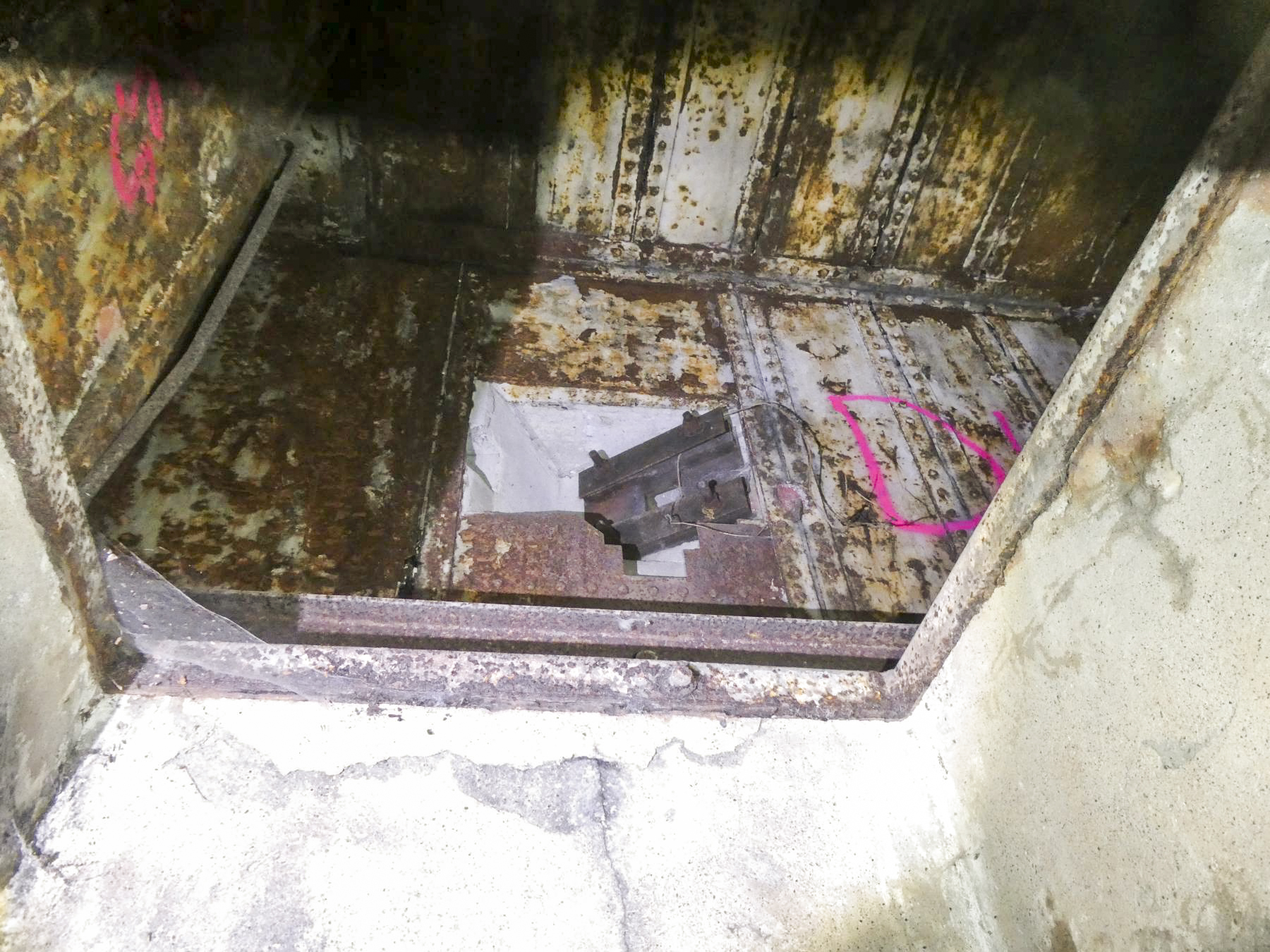 Ligne Maginot - FORT DE MAULDE - (Observatoire d'artillerie) - Accès au troisième niveau, créneau FM - ELLENA Daniel - CUNY Philippe