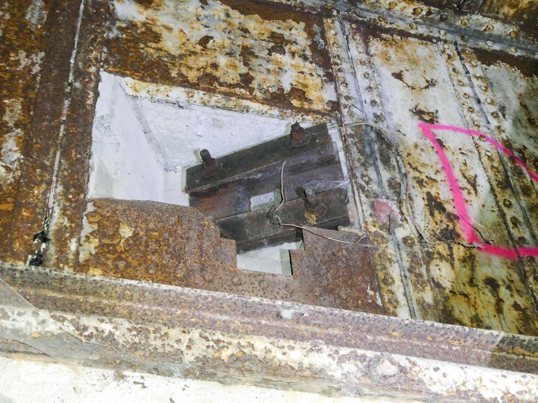 Ligne Maginot - FORT DE MAULDE - (Observatoire d'artillerie) - Accès au troisième niveau, créneau FM - ELLENA Daniel - CUNY Philippe