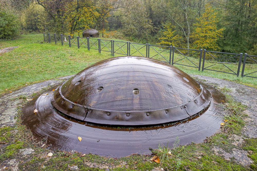 Ligne Maginot - SIMSERHOF - (Ouvrage d'artillerie) - Bloc 1
Tourelle mitrailleuse et cloche GFM à l'arrière-plan - Michel Teiten
