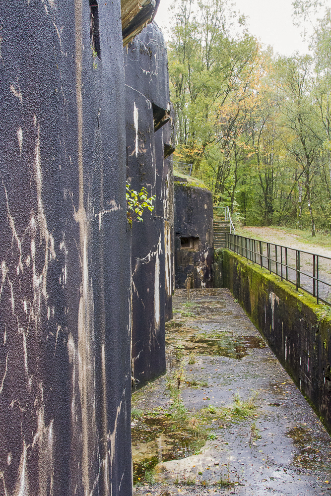 Ligne Maginot - SIMSERHOF - (Ouvrage d'artillerie) - Bloc 6
Fossé diamant couvert par le créneau FM tout au fond - Michel Teiten