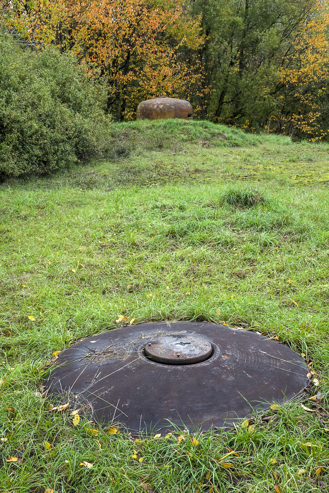 Ligne Maginot - SIMSERHOF - (Ouvrage d'artillerie) - Bloc 6
Cloche LG et VDP en arrière-plan - Michel Teiten