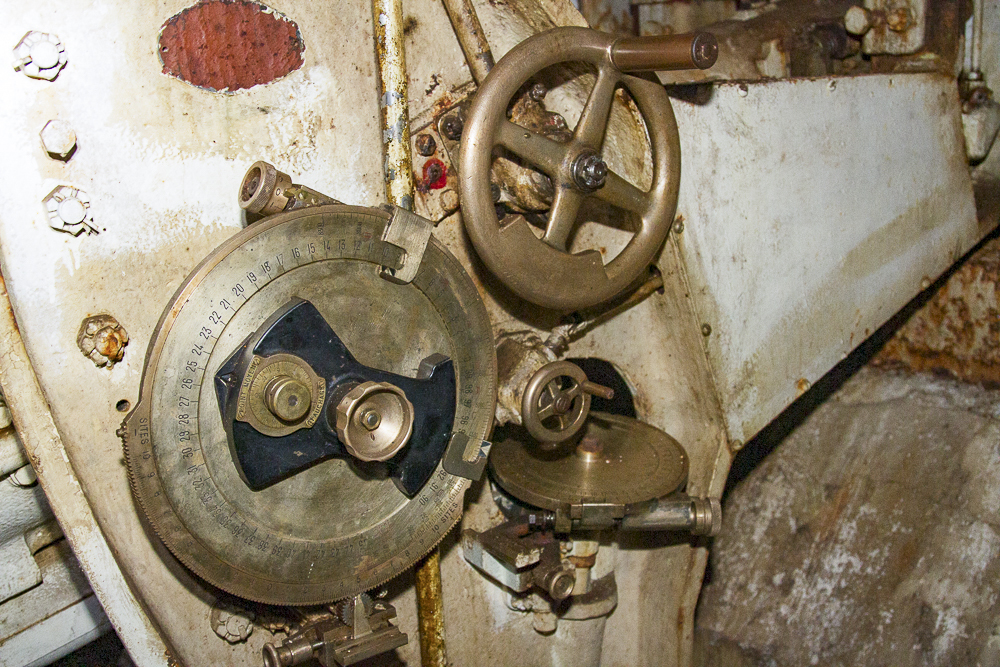 Ligne Maginot - SIMSERHOF - (Ouvrage d'artillerie) - Bloc 6
Détail des commandes de pointage de l'une des pièces de 75/32 - Michel Teiten