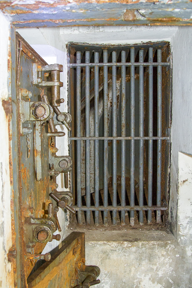 Ligne Maginot - SIMSERHOF - (Ouvrage d'artillerie) - Bloc 6
Sortie de secours donnant sur le fossé diamant - Michel Teiten