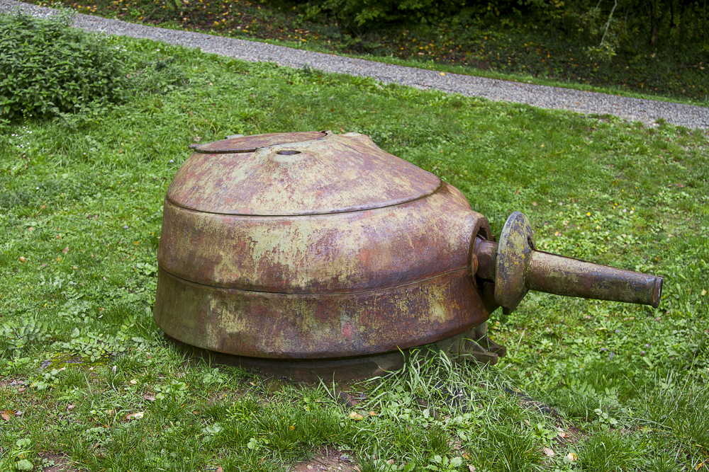 Ligne Maginot - SIMSERHOF - (Ouvrage d'artillerie) - Tourelle démontable exposée devant l'EM - Michel Teiten