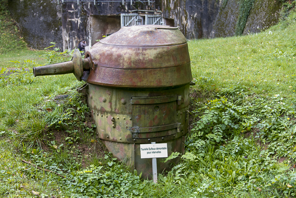 Ligne Maginot - SIMSERHOF - (Ouvrage d'artillerie) - Tourelle démontable exposée devant l'EM - Michel Teiten