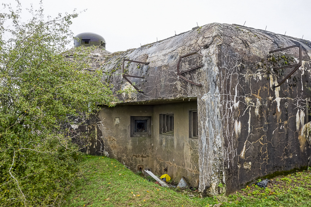 Ligne Maginot - SEELBERG OUEST - (Casemate d'infanterie - Simple) - Chambre de tir surmontée par la cloche GFM et les supports d'antenne - Michel Teiten