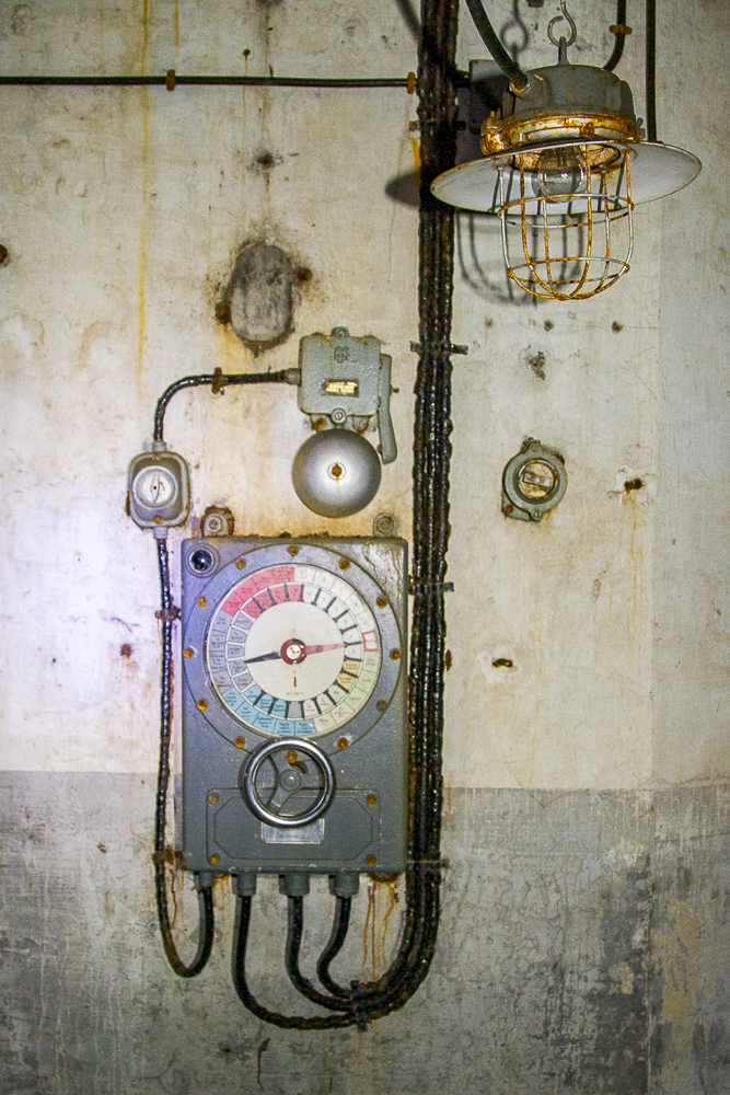 Ligne Maginot - SIMSERHOF - (Ouvrage d'artillerie) - Bloc 4
Transmetteur d'ordres Carpentier dans la chambre de tir de 135 - Michel Teiten