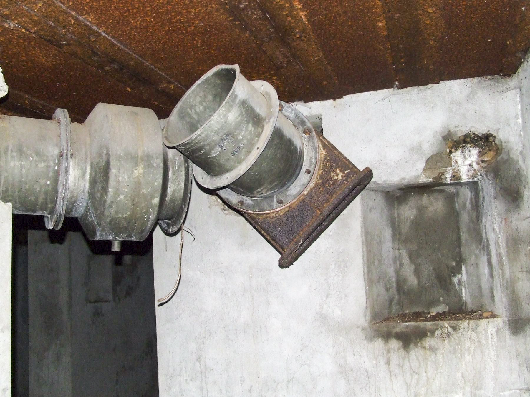 Ligne Maginot - SCHIRRHEINERWEG EST - (Casemate d'infanterie - Simple) - Les rares éléments de la ventilation encore présents. - STENGER Mathieu