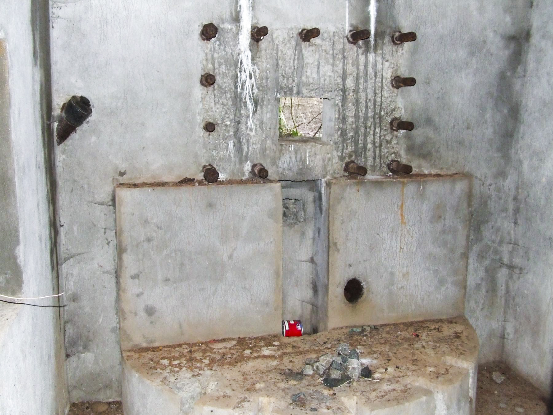 Ligne Maginot - SCHIRRHEINERWEG EST - (Casemate d'infanterie - Simple) - La chambre de tir pour une mitrailleuse. La trémie n'a pas été installée. - STENGER Mathieu