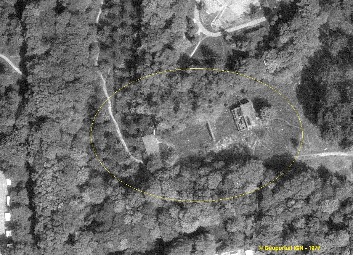 Ligne Maginot - LE QUESNOY 2 - (Stand de tir) - Le stand en 1977.
On voit bien le pas de tir, le paraballe intermédiaire et le massif bétonné réceptacle. - IGN - Géoportail 1977