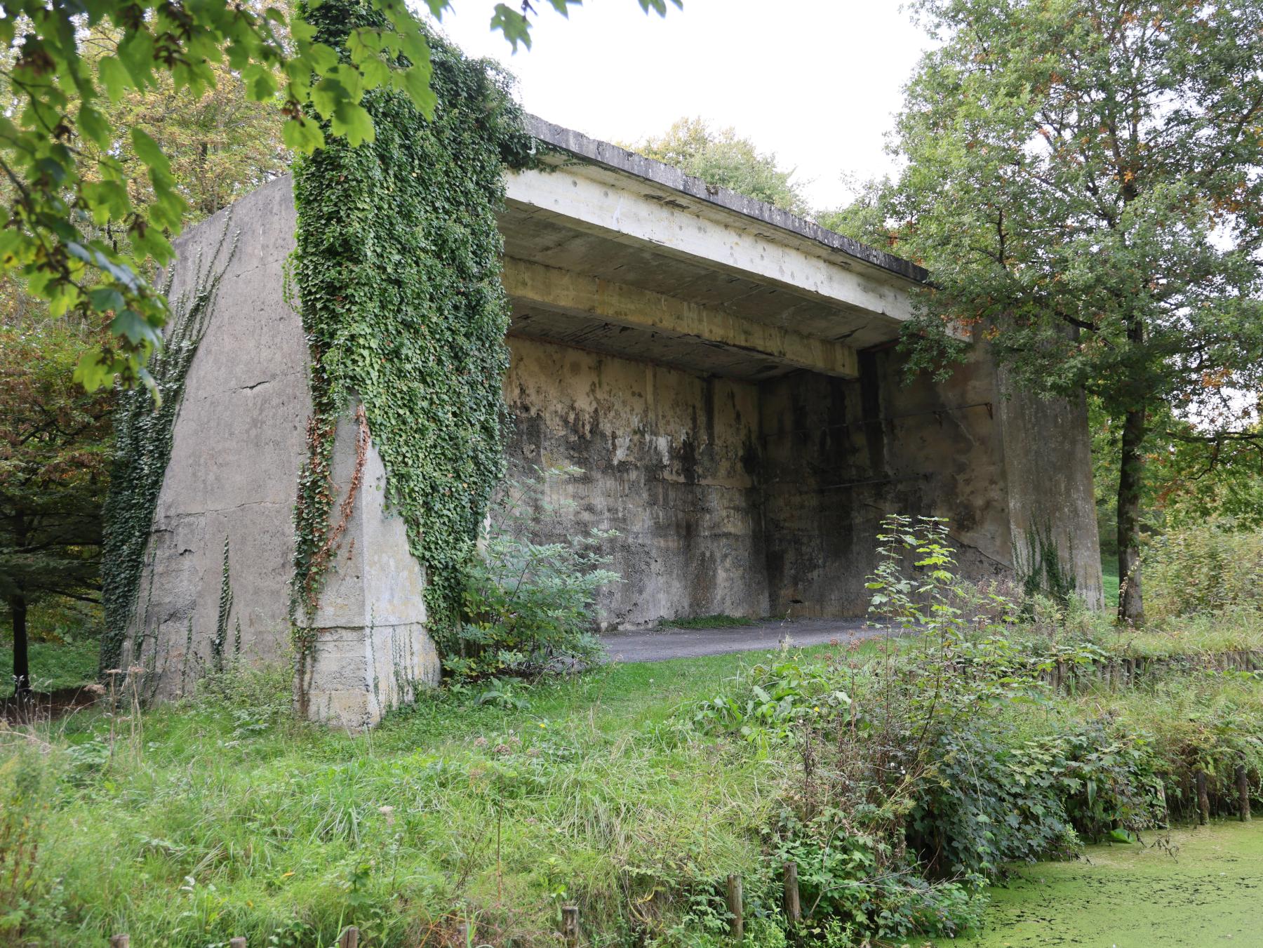 Ligne Maginot - LE QUESNOY 2 - (Stand de tir) - Massif bétonné de réception des tirs. Seul vestige actuel. - Jean-Michel Jolas