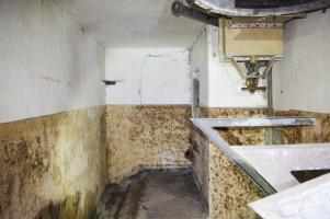 Ligne Maginot - METRICH NORD - C50 - (Casemate d'infanterie - Simple) - La ventilation et le créneau FM au fond.