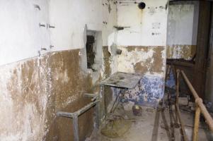 Ligne Maginot - METRICH NORD - C50 - (Casemate d'infanterie - Simple) - Le poste de tir pour FM et au fond à droite le puits de la cloche GFM.