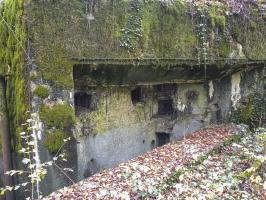 Ligne Maginot - BOUST - C44 - (Casemate d'infanterie - Simple) - On remarquera les stigmates des essais destructifs, à priori effectués pendant la libération.