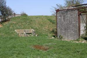 Ligne Maginot - MORFONTAINE - (Dépôt de Munitions) - Chaque bâtiment (réalisé) est proche d'un vestige en béton, à l'usage indéterminé.