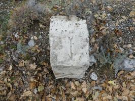 Ligne Maginot - AGAISEN 19 - (Barrage de Route) - Borne située a l'opposée, à 60° du marquage sur le mur, vers l'entrée de l'ouvrage. Une flèche est gravée, ainsi qu'à peine visible le chiffre 11