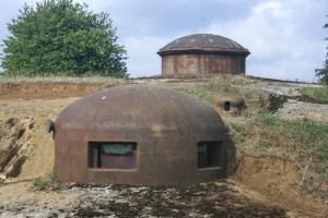 Ligne Maginot - BREHAIN - A6 - (Ouvrage d'artillerie) - Bloc 1
La cloche GFM dominée par la tourelle de mitrailleuses en batterie