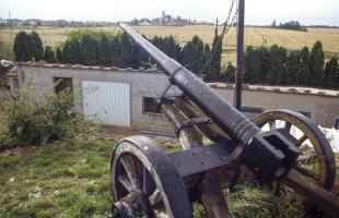 Ligne Maginot - DB8 - (Blockhaus pour canon) - Canon de marine de 47 (?) positionné sur la dalle du blockhaus, avec un affût improvisé