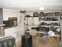 Ligne Maginot - DB13 - (Blockhaus pour canon) - L'intérieur du blockhaus utilisé comme  musée du matériel radio militaire (photo prise en 2006)
Noter la présence de l'embase de l'affût du canon.