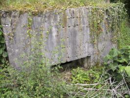 Ligne Maginot - DB133 - BEAUSEJOUR 2 - (Blockhaus pour arme infanterie) - Il s'agit du créneau qui est orienté vers le virage de la route venant de Crusnes village