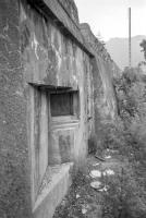Ligne Maginot - E6 - TOURNEFORT (Casemate d'infanterie) - Le créneau en contrebas de la route prenant en enfilade le lit de la riviére
