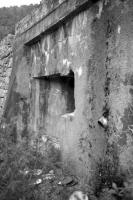 Ligne Maginot - E6 - TOURNEFORT (Casemate d'infanterie) - Le créneau en contrebas de la route prenant en enfilade le lit de la rivière