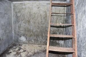 Ligne Maginot - E6 - TOURNEFORT (Casemate d'infanterie) - Local de stockage avec escalier métallique dans étage supérieur