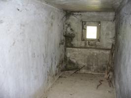 Ligne Maginot - E6 - TOURNEFORT (Casemate d'infanterie) - Créneau FM prenant en enfilade le lit de la rivière vu de l'intérieur