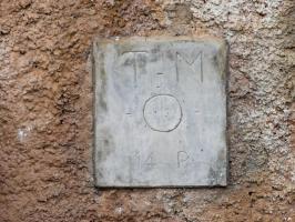 Ligne Maginot - AGAISEN (AN) - E03 - (Ouvrage d'artillerie) - Bloc 1
Plaque de béton ave l'indication de l'entrée d'un câble téléphonique. Il se trouve dans le fossé de l'entrée