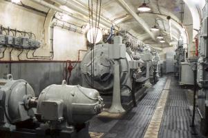Ligne Maginot - AGAISEN (AN) - E03 - (Ouvrage d'artillerie) - L'usine électrique
Groupe convertisseur au premier plan 
Groupes électrogènes à moteurs SMIM a l'arrière plan