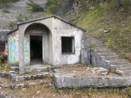 Ligne Maginot - MONTE GROSSO - POSTE DE GARDE - (Casernement) - A droite l'escalier qui donnait accès sur la toiture du B1 ou se trouvait un baraquement.