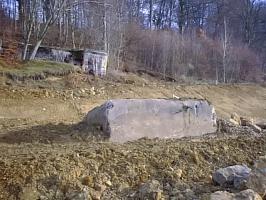 Ligne Maginot - 44Tbis - (Chambre de coupure) - Vue prise avant la destruction de la chambre dans le cadre du chantier d'élargissement de la voirie.
Le PC du Bois de la Côte est visible à l'arrière plan