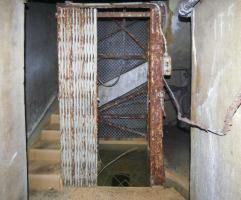 Ligne Maginot - FERMONT - A2 - (Ouvrage d'artillerie) - Bloc 2
Puits d'escalier et monte-charge au pied du bloc