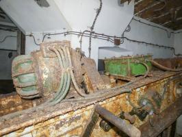 Ligne Maginot - FERMONT - A2 - (Ouvrage d'artillerie) - Bloc 2
Sur le balancier, le moteur électrique pour la mise en batterie. En-dessous, le sélecteur et la manivelle pour l'entrainement à bras 